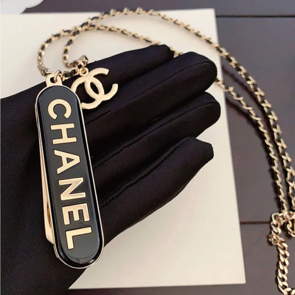 🪮 Chanel Beauty 🪞 compact Hair Comb / Mirror Pendant 🖤 Chain Necklace ⛓️